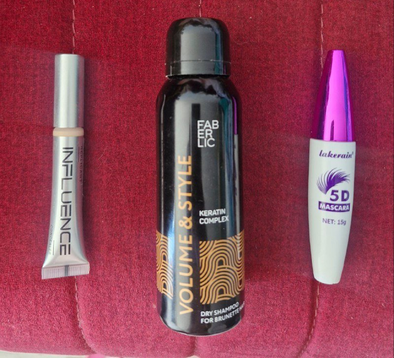 Книги, консилер, сухой шампунь, зубная паста, кожаная юбка, термокружка, двубортный пиджак, кейп, очки 5