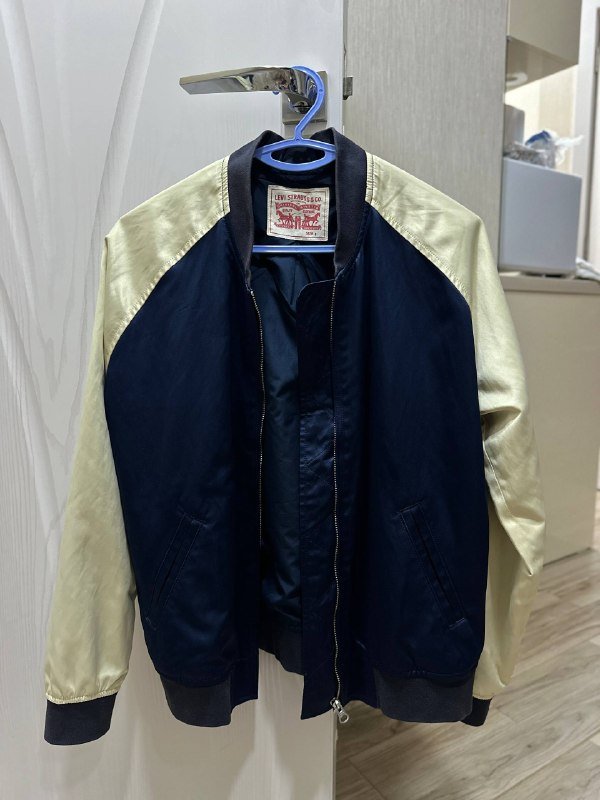 Бомбер Levi’s