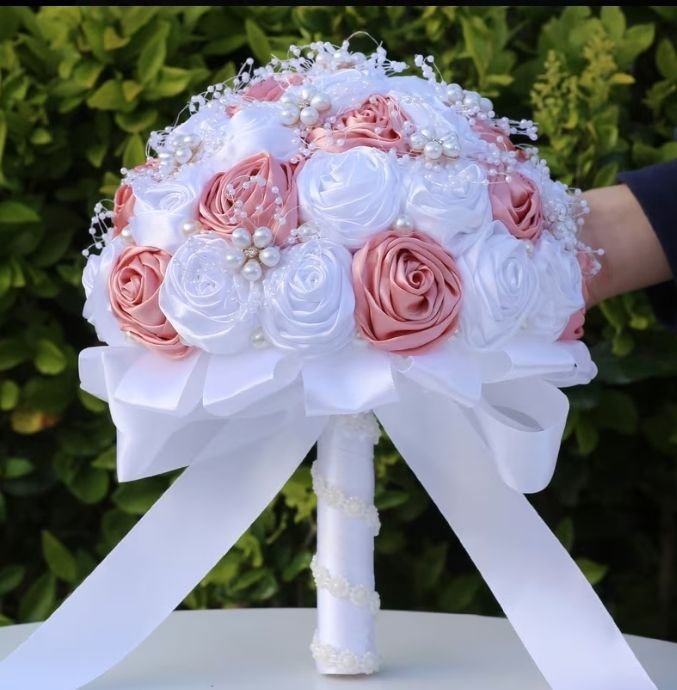 Розовый цветочный букет невесты из роз и жемчуга 2