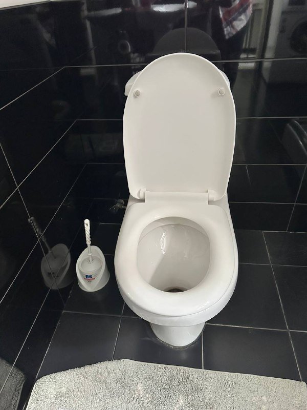 Стиральная машинка, унитаз, раковина, кровати, душ кабинка, тумбочки, кондиционер, двери, газовая плита, столы, микроволновка, зеркало 4