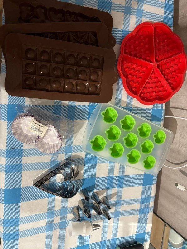 Формы для шоколада, вешалки, клеевые крючки, подставки, нитки, корзинка