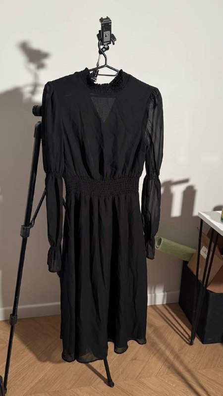 Черное платье струящееся, джинсы Guess бежевые