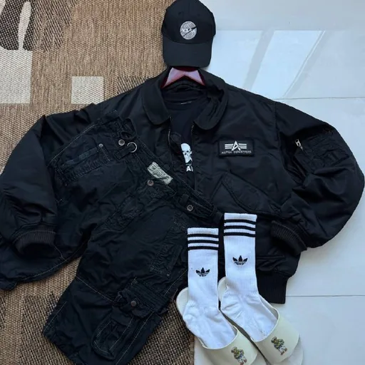 Бомбер Alpha Industries, футболка St. Pauli, шорты Alpha Industries, кепка Alpha Industries NASA, шлёпанцы Ralph Lauren