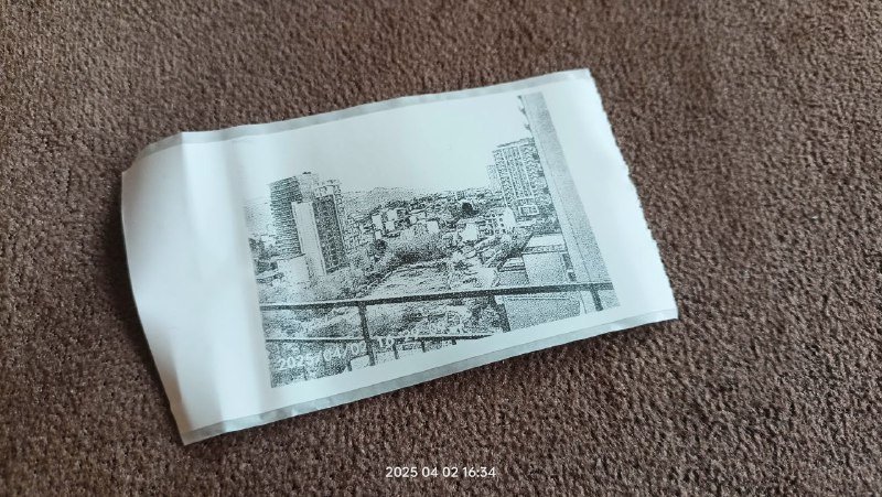 Черный и бежевый чековые фотоаппараты, чековые рулоны 3