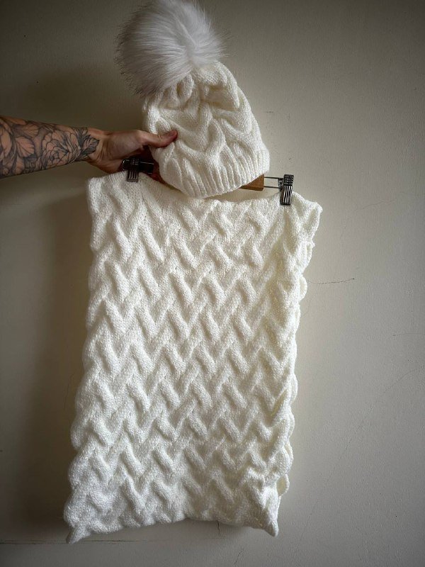 Вязаный комплект снуд и шапка с помпоном