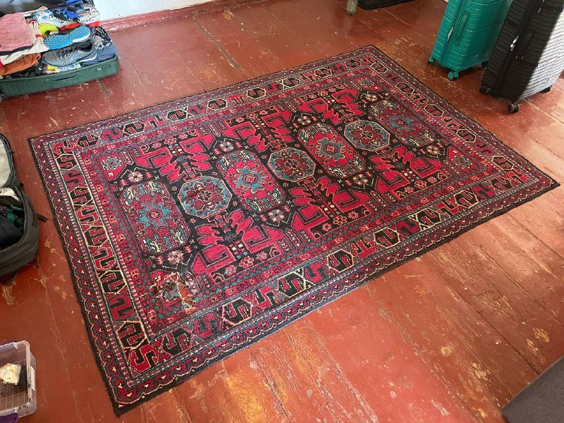 Большой ковер с небольшой дыркой