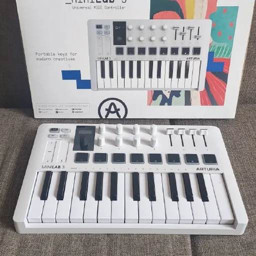 Arturia MiniLab 3 MIDI-контроллер