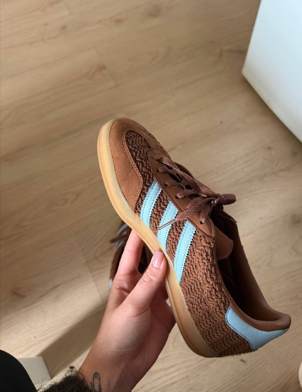 Кроссовки Nike, биркенштоки, кроссовки Adidas, джинсы, юбка, сумка 3