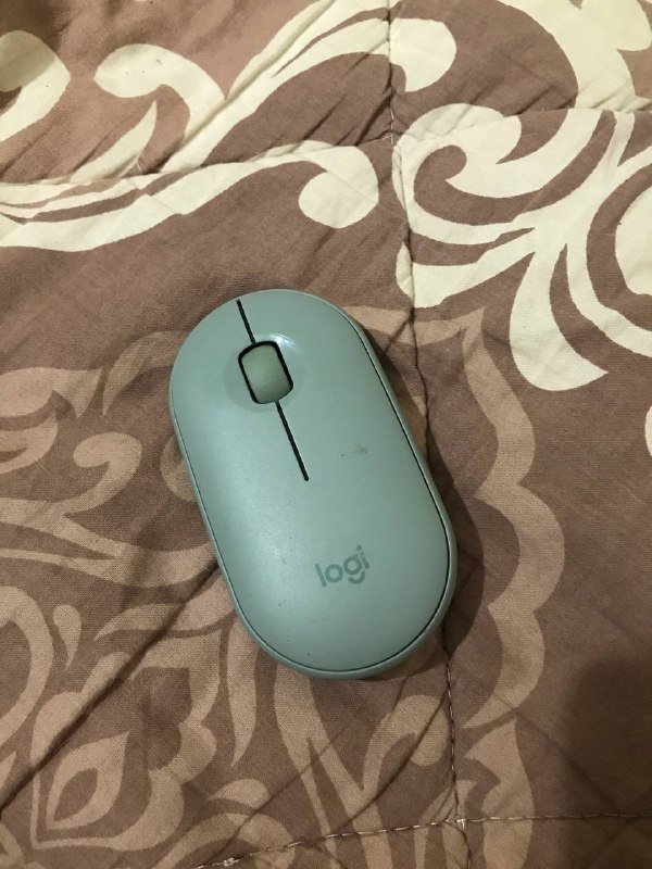 Apple AirPods, Logitech M350 мышь, Apple AirTag 3