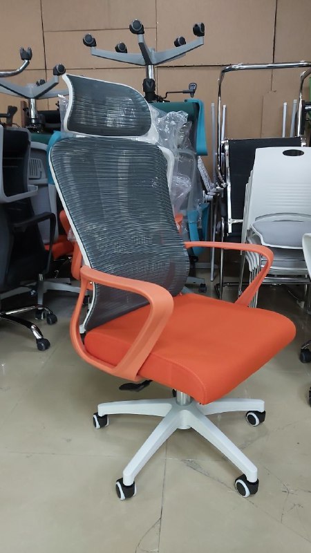 Офисное кресло с подголовником и механизмом качания 2