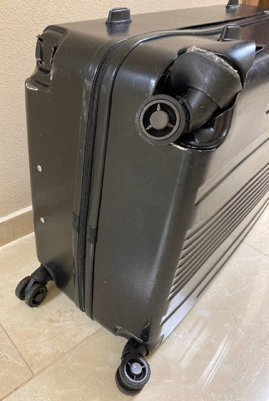 Чёрный пластиковый чемодан Aolard XL, Черный поликарбонатный чемодан President M, Тёмно-серый поликарбонатный чемодан Lotto M 5