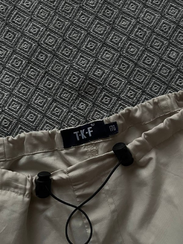 Брюки-карго белые, жилет H&M, брюки-карго спортивные Urban Groove, сумка-клатч Guess 8
