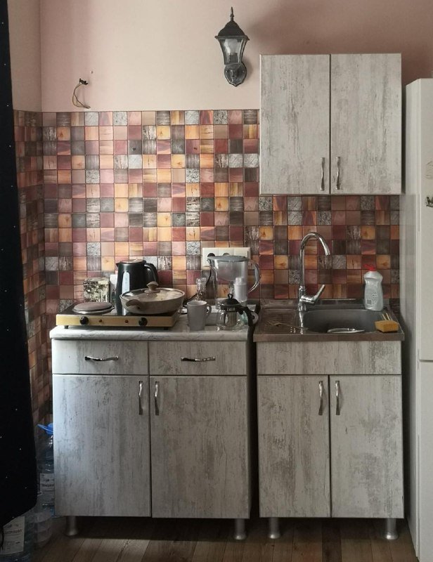 Компактный кухонный гарнитур с шкафами и раковиной