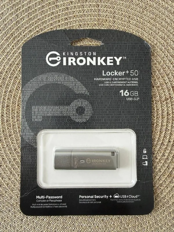 Защищённая USB-флешка Kingston IronKey Locker+ 50 16GB