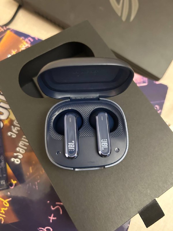 Гаджеты: айкос glo hyper x2, наушники JBL Life Flex 3