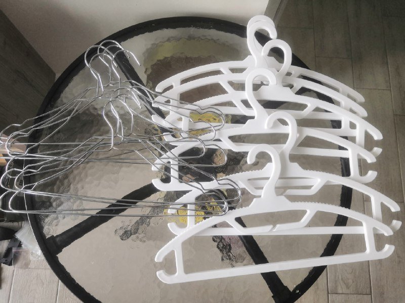 Вешалки металлические и пластмассовые