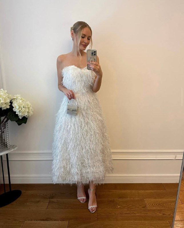 Брендовое белое платье с открытыми плечами