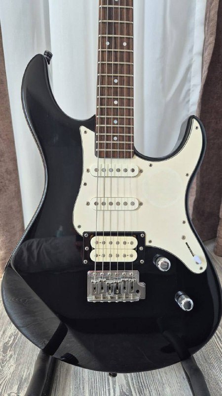 Yamaha Pacifica 112J электрогитара с аксессуарами 2