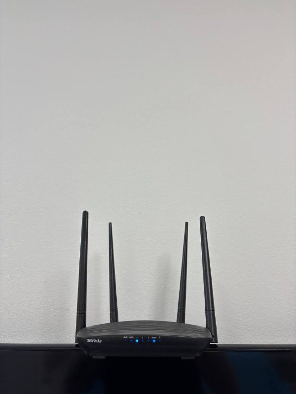 Роутер Tenda AC1200, компьютерный стол Jysk HALSTED, духовка Hoffmann M3540 5