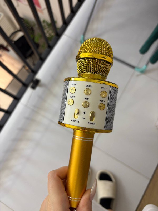 Инстакс, микрофон-колонка, JBL Flip 4, стол, кресло, стойка для микрофона, настольная лампа 2