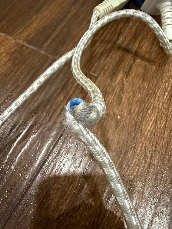 Утюг с трещиной на резервуаре и перегнутым проводом 4