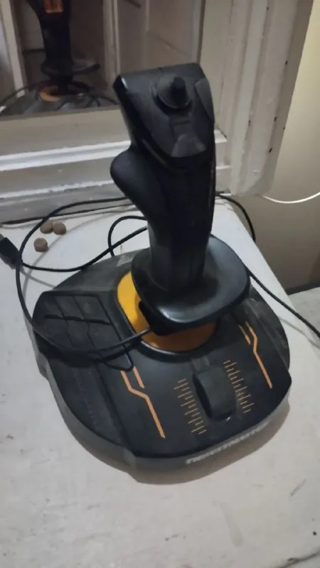 HOTAS Thrustmaster 16000.m 1