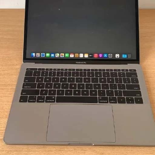 Ноутбук MacBook Pro с оригинальным блоком питания
