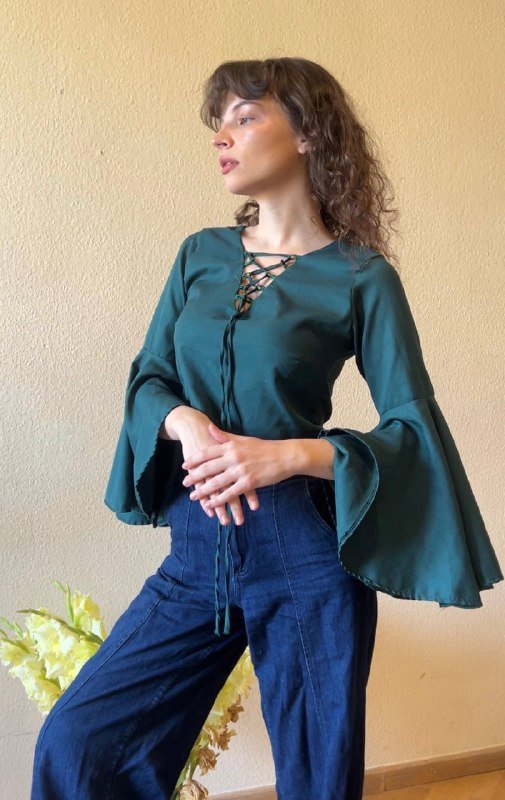 Изумрудная блузка с королевскими рукавами, кардиган в сеточку