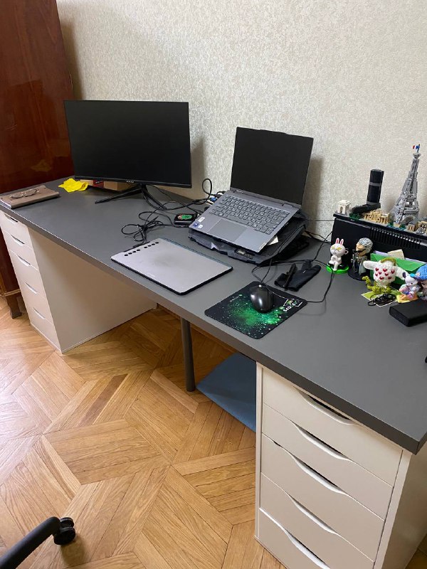 Два стола из турецкой икеи, настольная лампа, ИБП, игровой стул, тумбочка 2