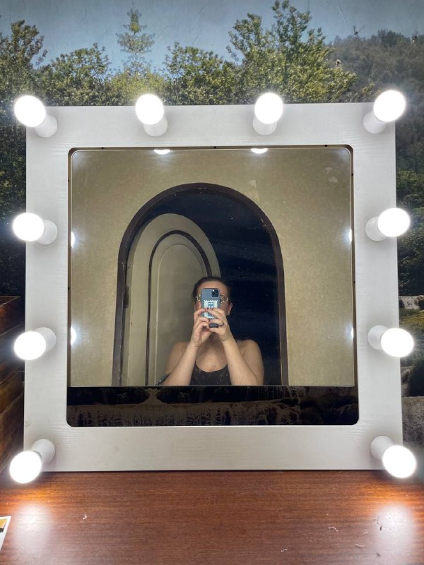 Синие бокалы, банки Ikea, шпалера, полочки, вентилятор, обогреватель, вафельница, духовка, зеркало 10