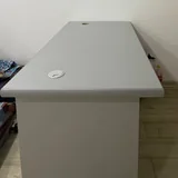 Стол, микроволновая печь, корзина для белья 2