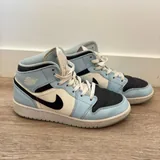 Сандали Birkenstock, шорты, платье, кроссовки Nike Air Jordan, топ 7