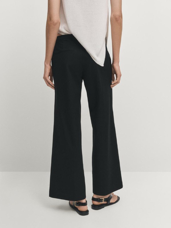 Фиолетовый хлопковый лонгслив COS, белая футболка Zara Home, черные брюки Massimo Dutti 10