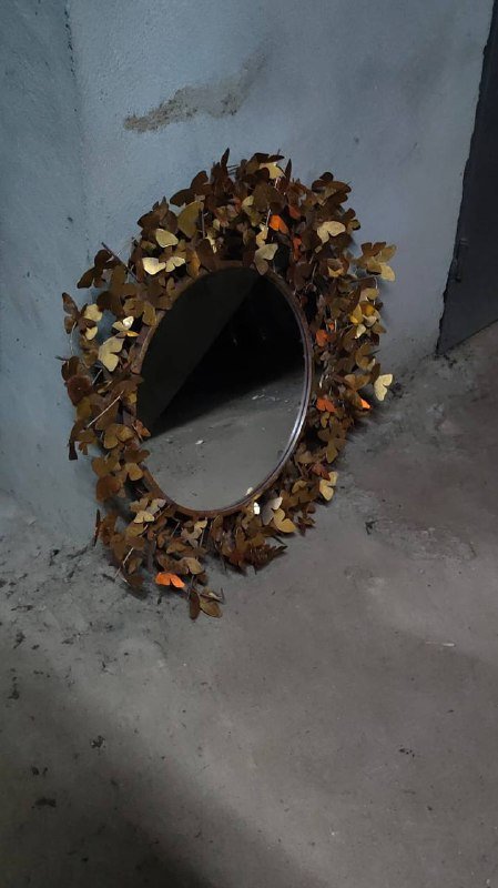 Зеркало с декоративной рамой