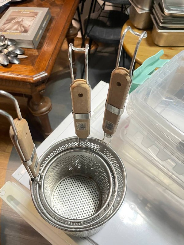 Инвентарь, посуда, бокалы, тарелки, кухонная утварь, мебель, декор 9