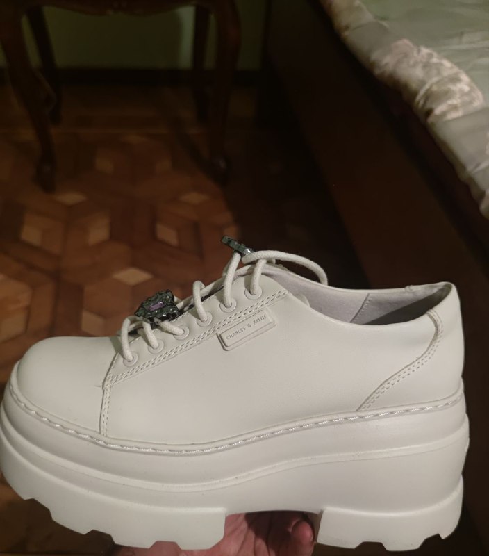 Женские белые туфли Charles & Keith размер 38