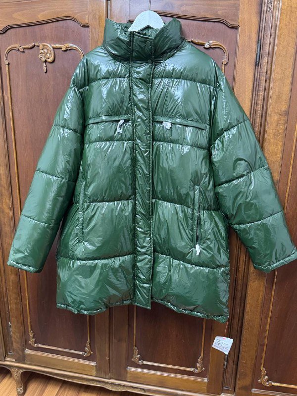 Зимняя куртка зелено-болотная оверсайз с капюшоном 2