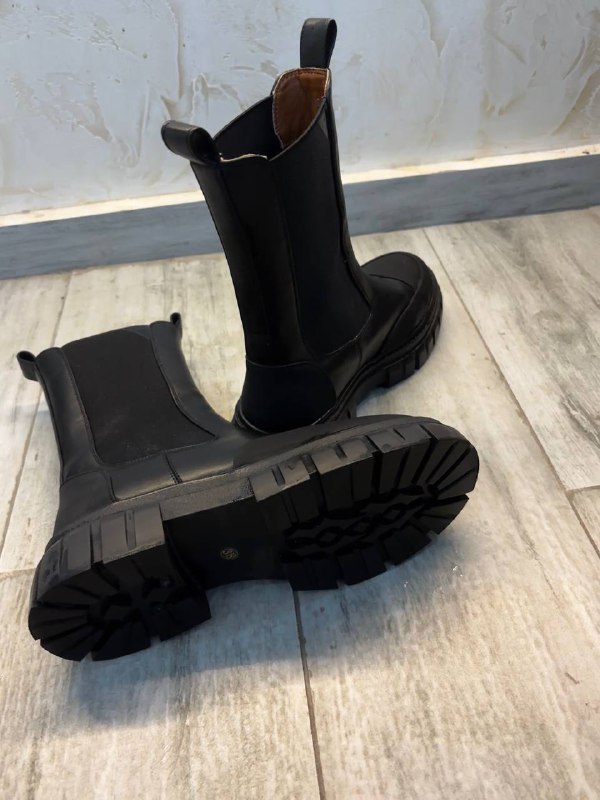 кожаные лоферы, балетки, демисезонные сапоги, ботинки Timberland, ботинки Zara, белое платье, двубортный костюм 5