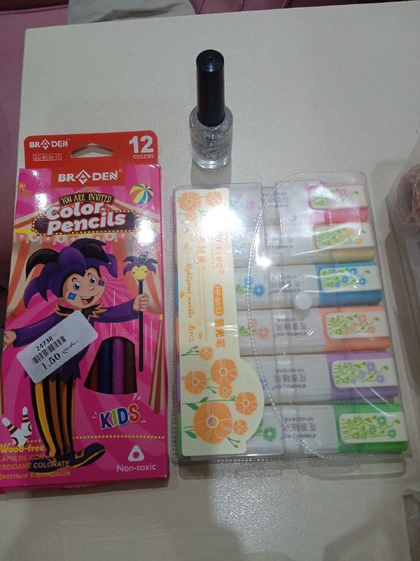 Мелкие игрушки, маркеры, карандаши, пластилин, лак для ногтей