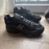 Напольная лампа, кроссовки New Balance 1000, шапка North Face, походный стул, ортез, журнальный столик, штатив, картины, бонсай, ваза 2