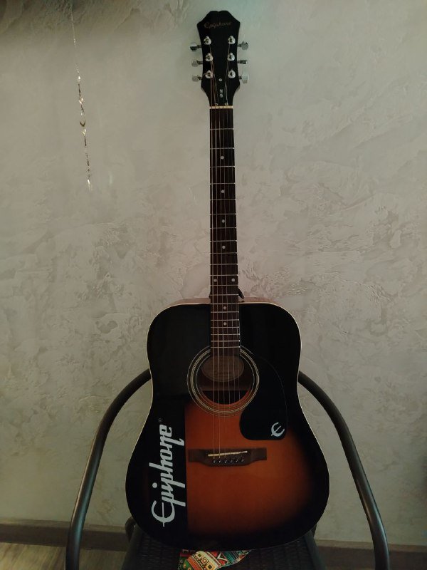 Акустическая гитара Epiphone с кейсом