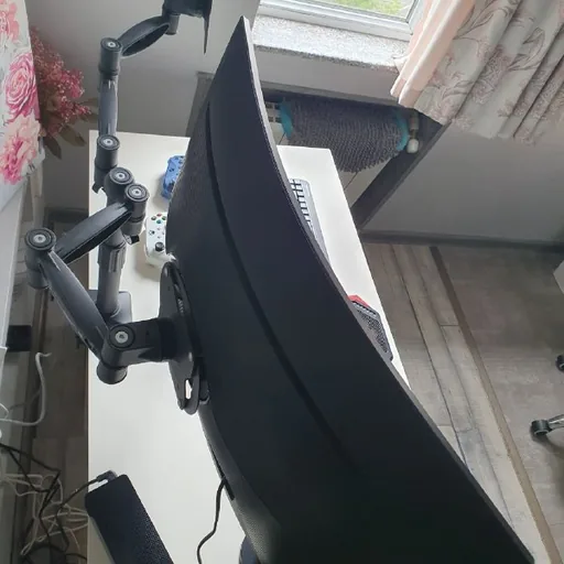 Монитор Samsung Odyssey G6, кронштейн, контроллеры Xbox, стол, клавиатура