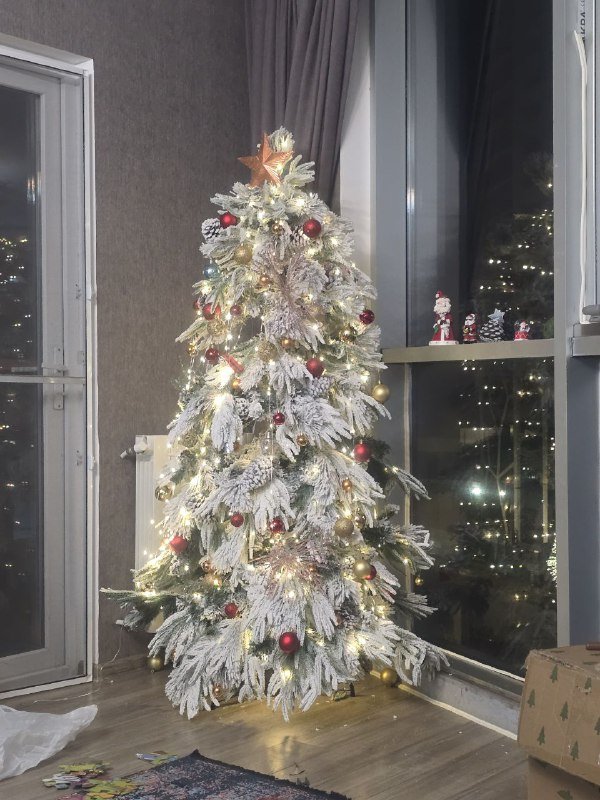 Нарядная рождественская елка с украшениями и подсветкой