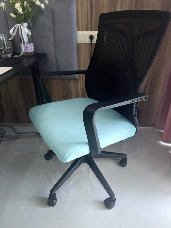 Два стола, черный и голубой стулья 3