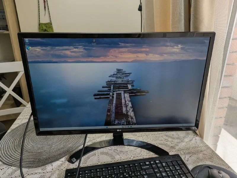LG 27UD58-B, Philips 243V7QDSB/01 1