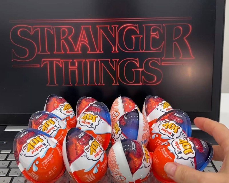 Нераспакованная палетка киндеров Stranger Things из 12 яиц