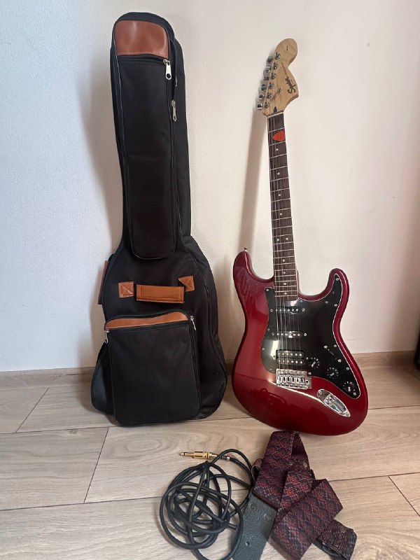 Squier Stratocaster с чехлом, ремнём, шнуром 4