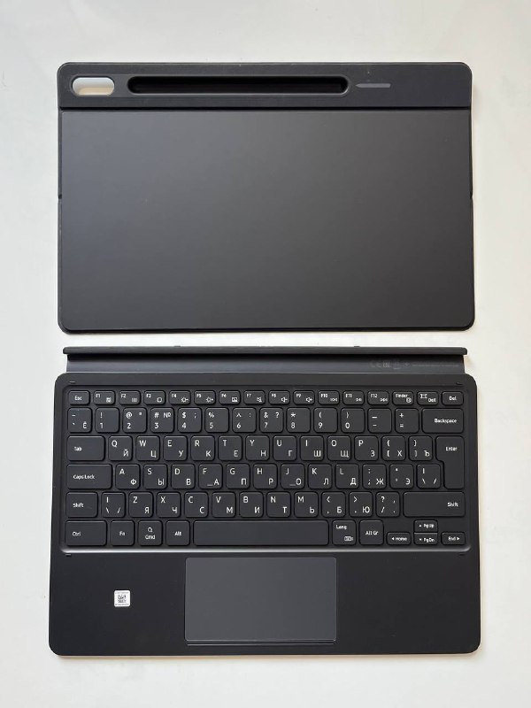 Samsung Galaxy Tab S7 FE with keyboard cover and pen 4