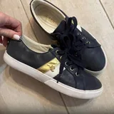 Кроссовки, сумка Calvin Klein, украшения Pandora, куртка, жилет 6