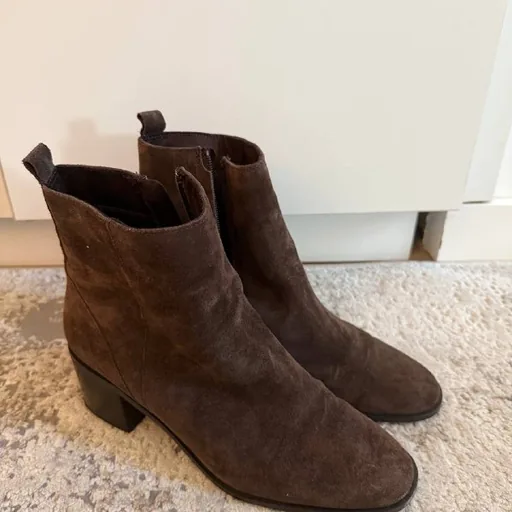 Замшевые ботильоны Zara
